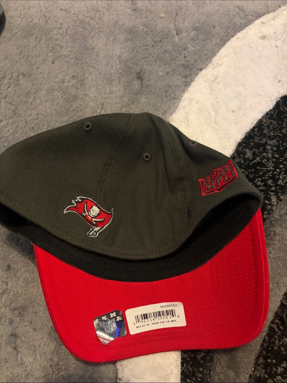 NFL New Era Buccaneers Gray and Red 39THIRTY Fitted Cap